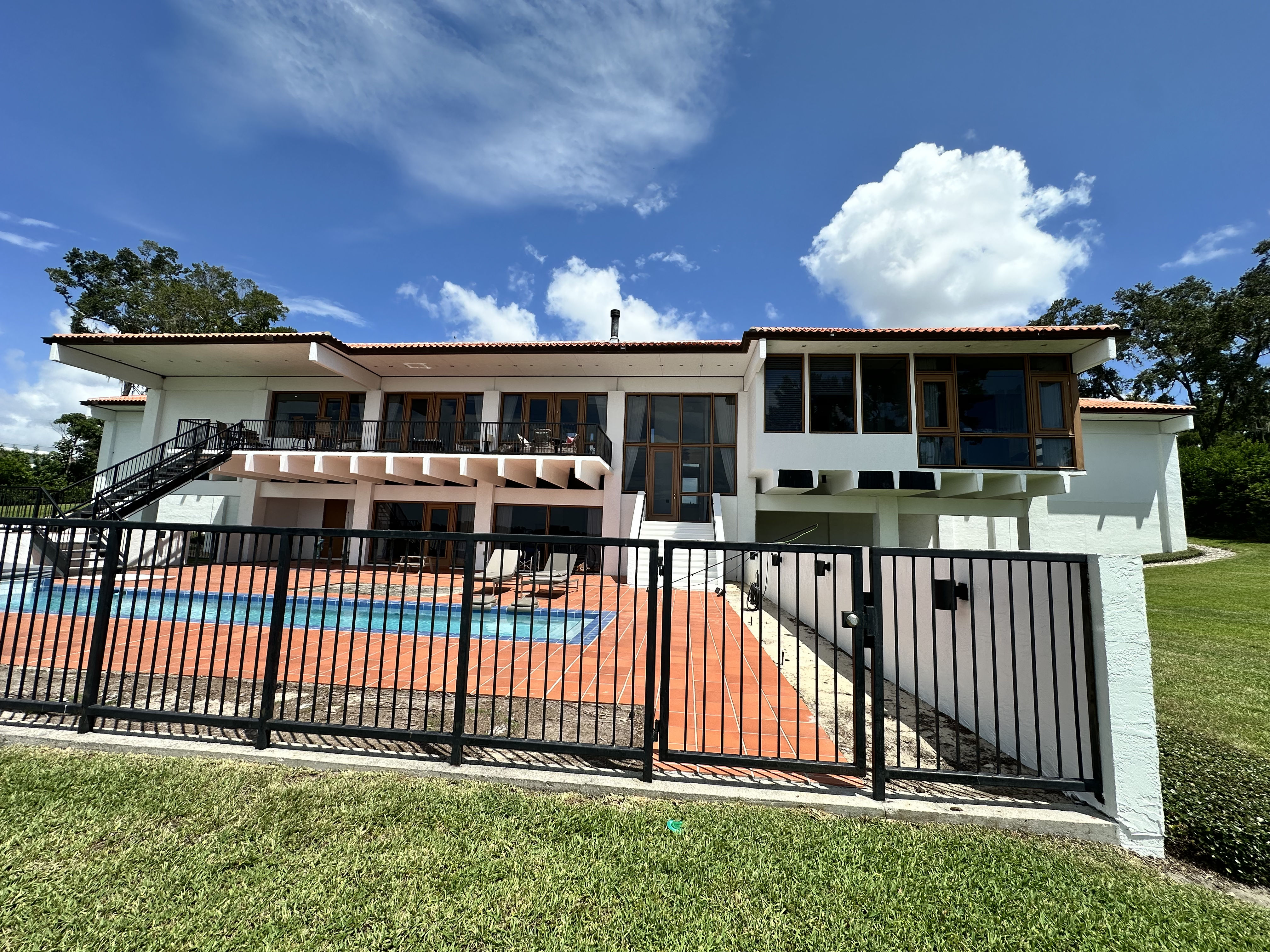 Clean Windows Make This Home's Exterior Shine image
