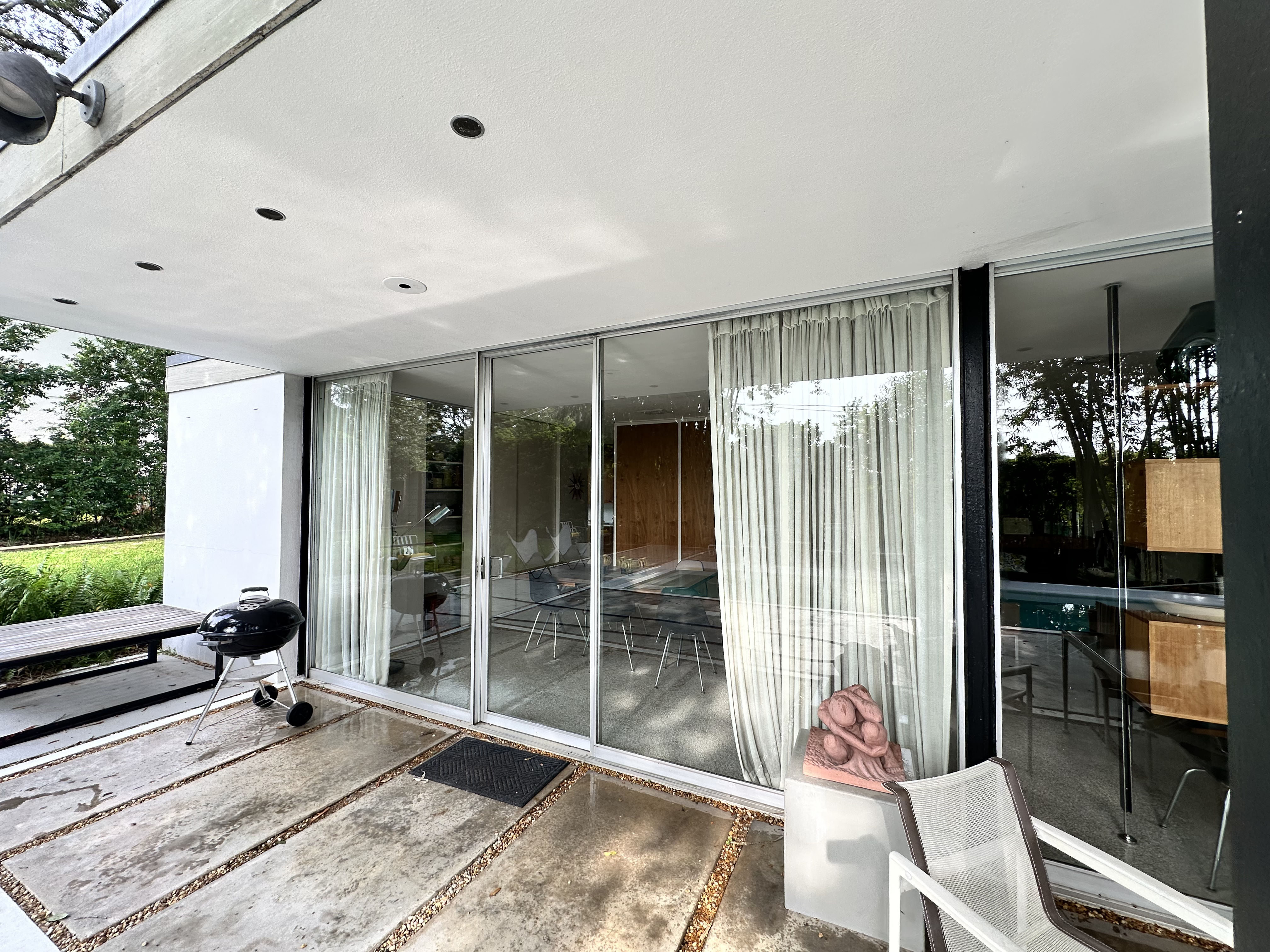 Clean Exterior Windows Make a Home Look Sharp image