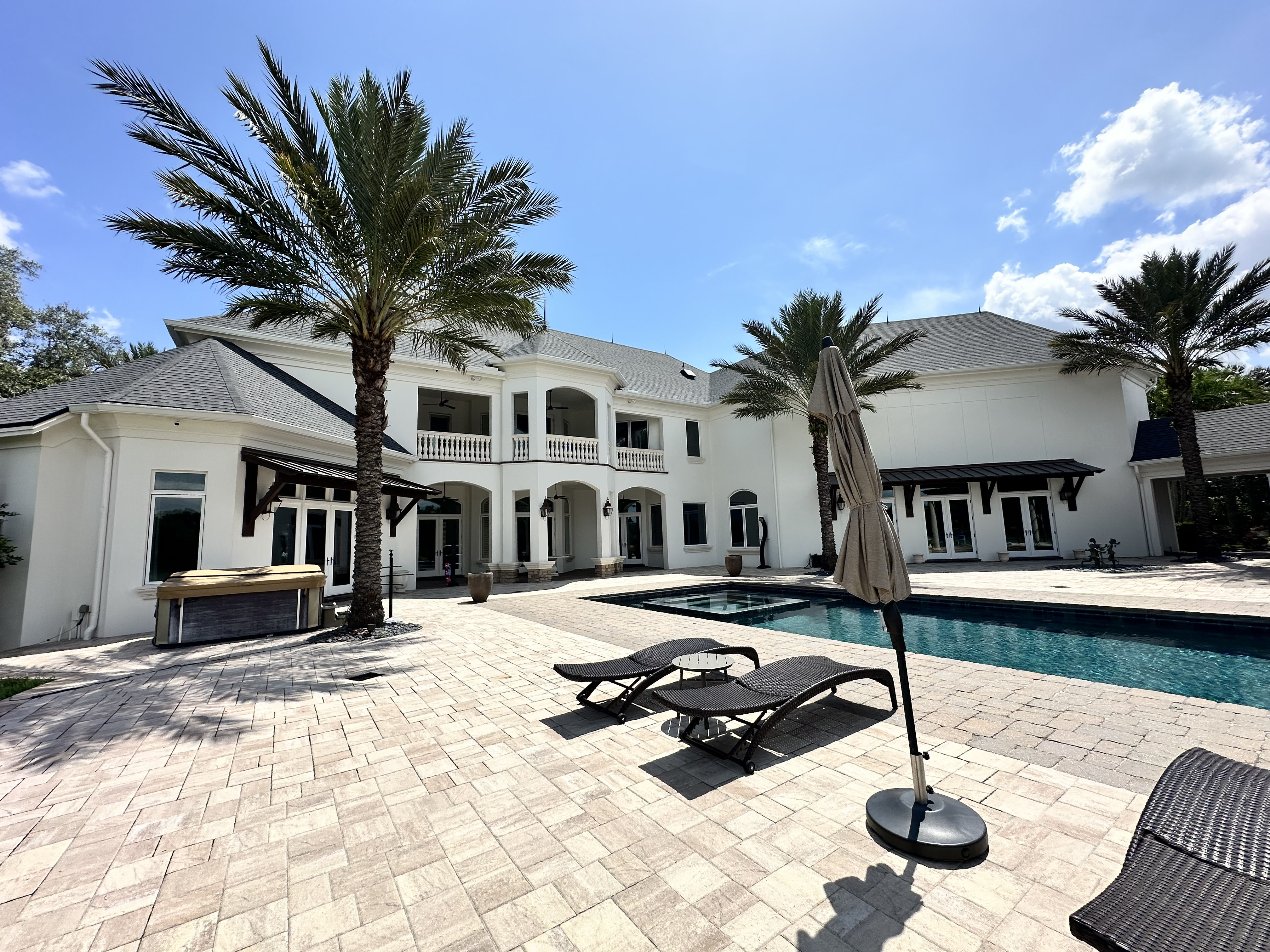 Crystal-Clear Curb Appeal at This Lakeland Home image