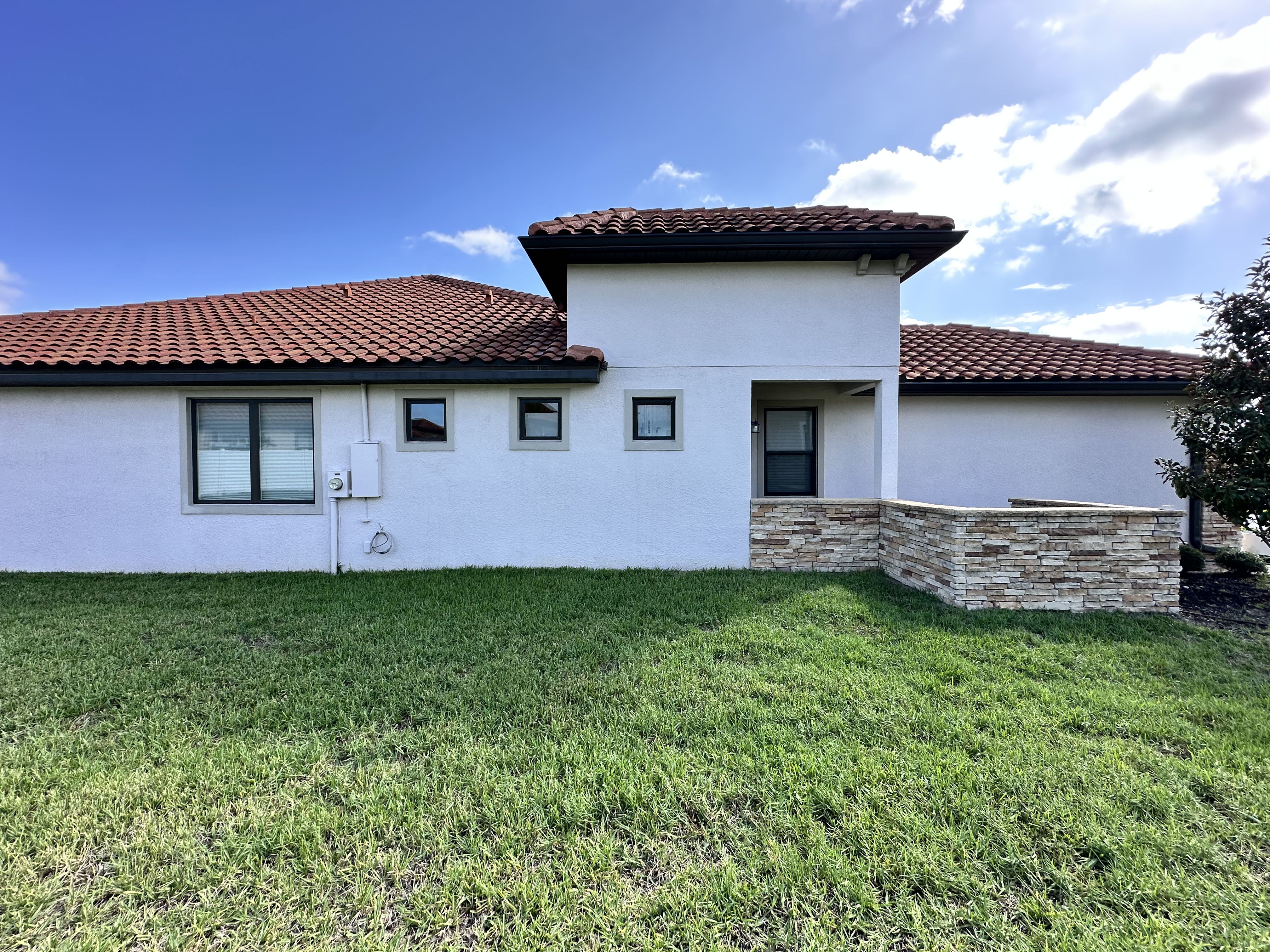 Exterior Window Cleaning That Makes Lakeland Homes Shine image