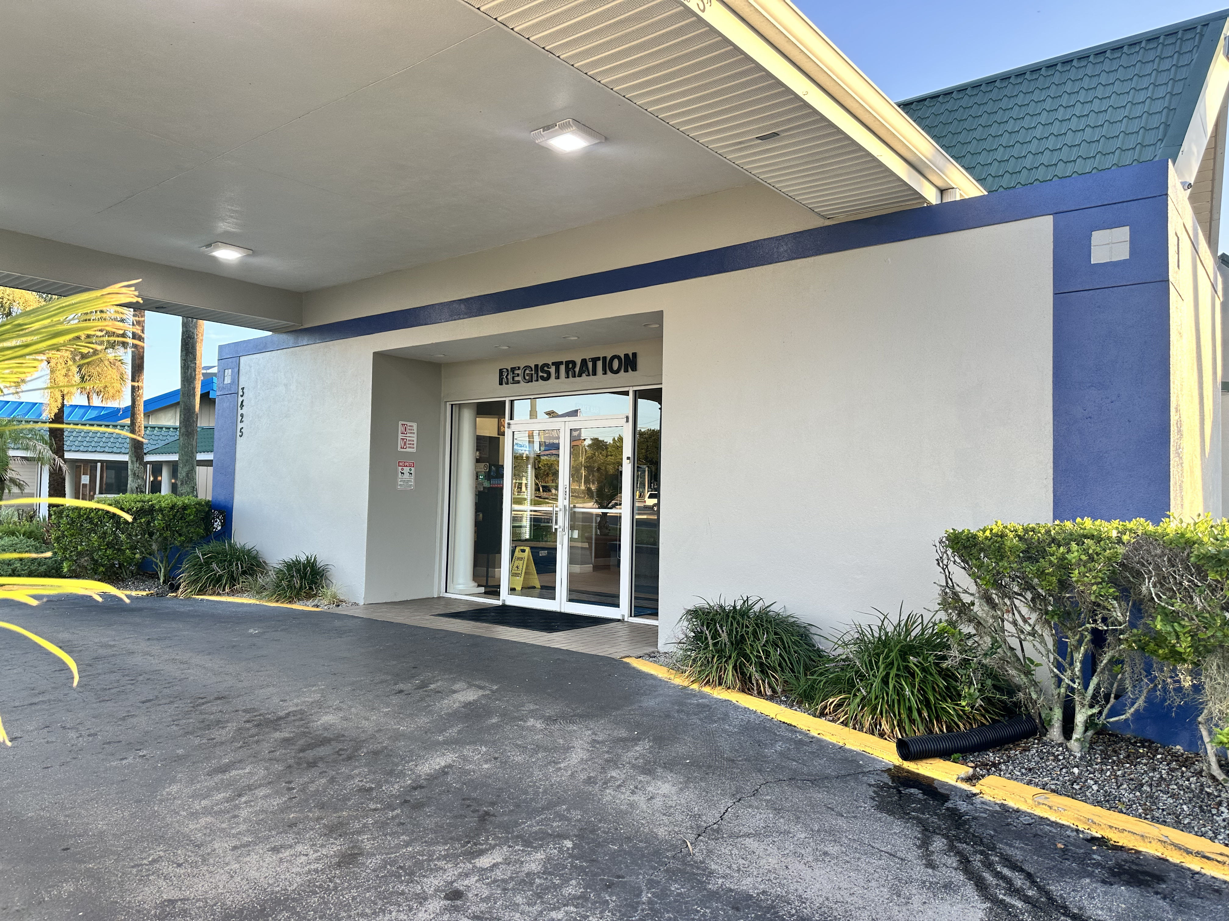 Commercial Window Cleaning That Makes Entrances Look Sharp image